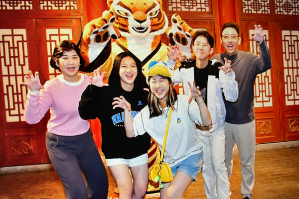 Wisatawan berfoto bersama maskot harimau