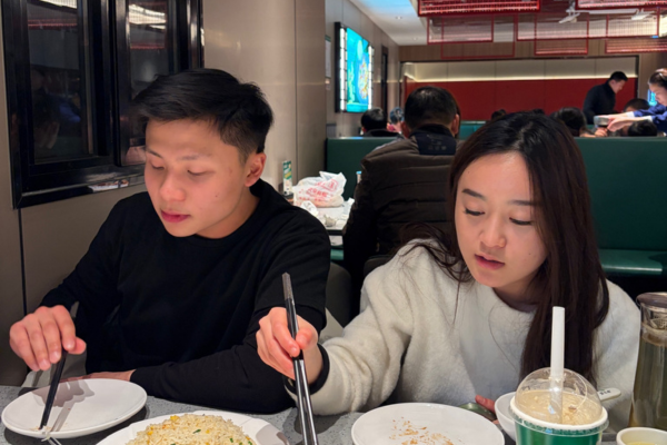 Wisatawan menikmati hidangan di restoran